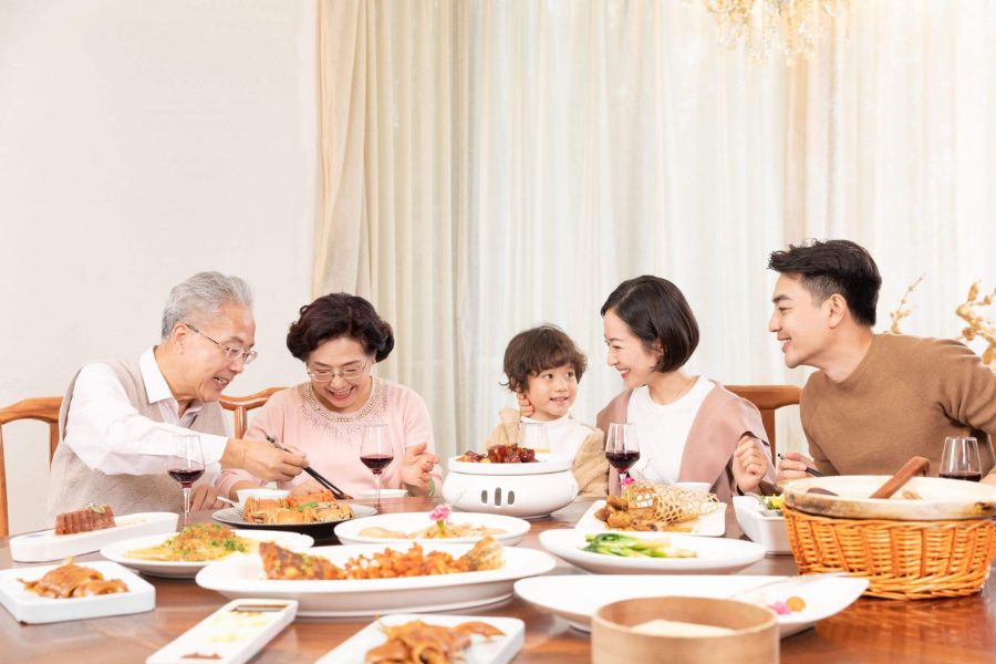 Before eating, it is common to invite others politely