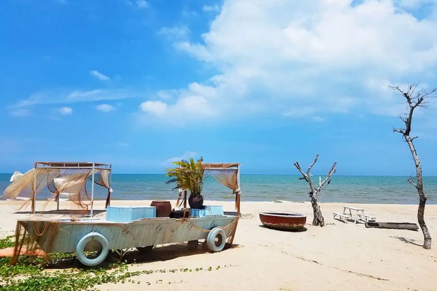 A Glimpse of Cam Binh Beach