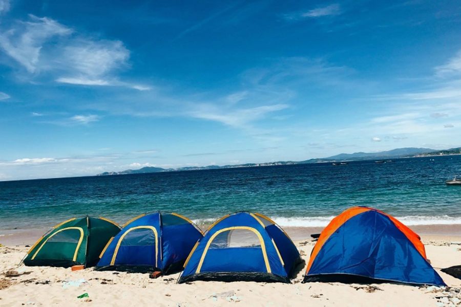 camping on the beach is an ideal activity
