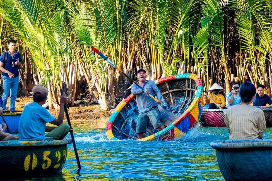 The boatman performs a “spinning ride” for tourists