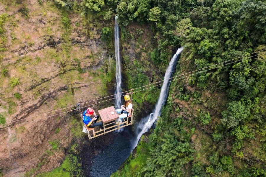 Adventurous travelers can try having a coffee on the zipline