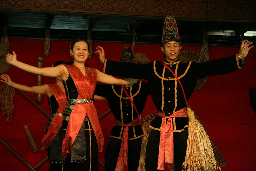 Sumazau dance requires pairs of male and female dancers