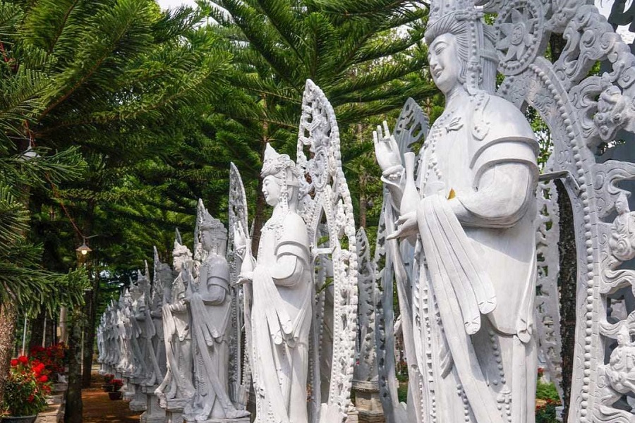 Tinh Thanh Garden contains nearly 500 identical Guanyin statues