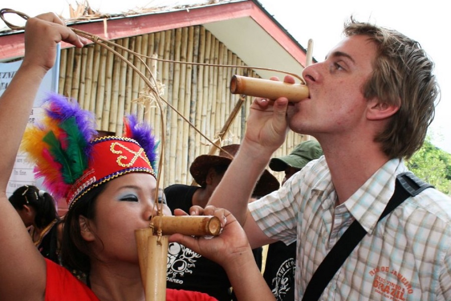A foreign tourist tries Tapai wine