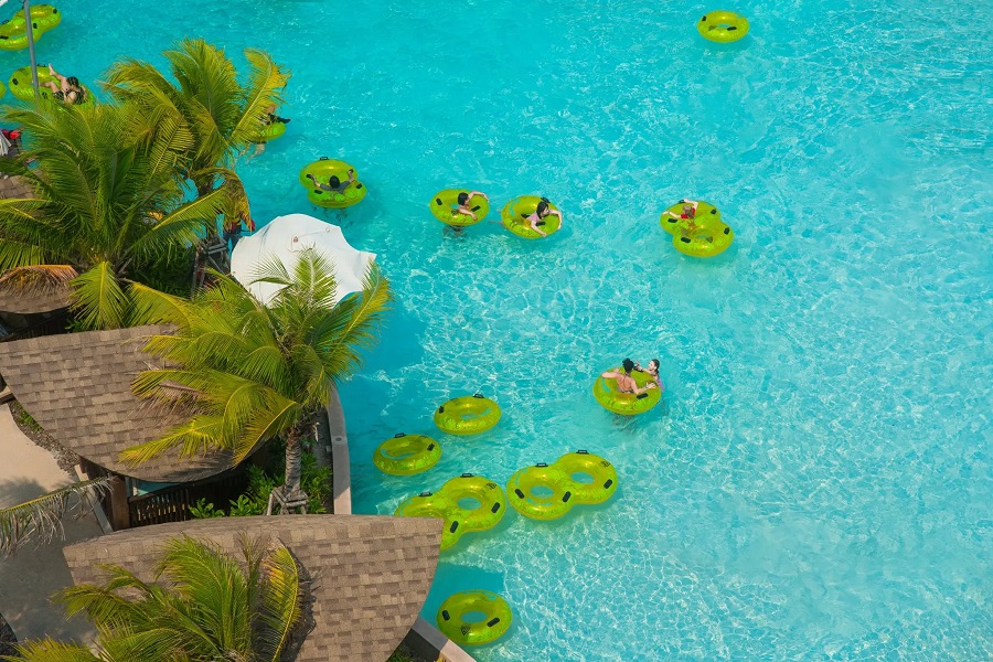 At Coconut Beach in Vana Nava Water Jungle, families can have fun together