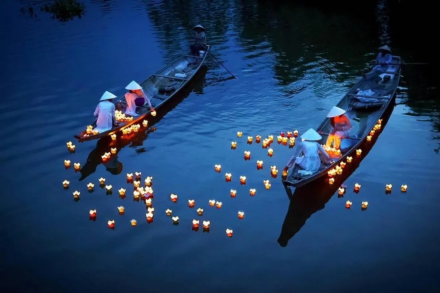 Release flower lanterns on the Hoai River