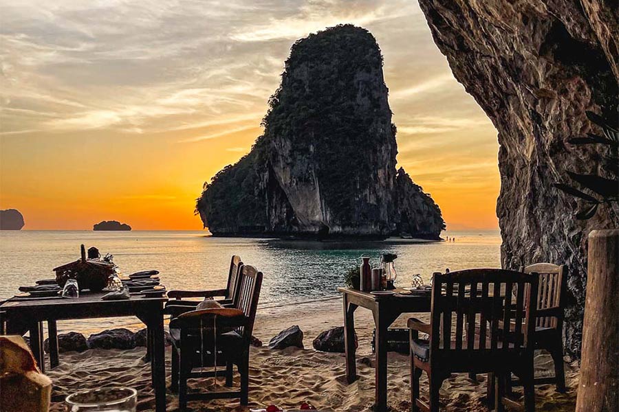  Sunset meal at a Krabi coastal restaurant