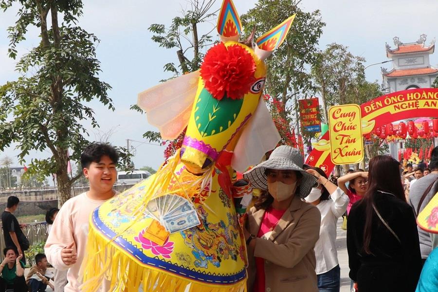 Devotees prepare the offerings