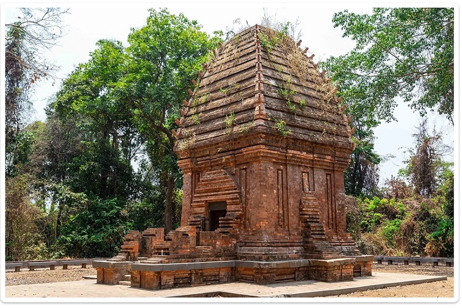 Yang Prong Tower has a square base with the top pointed like an onion 