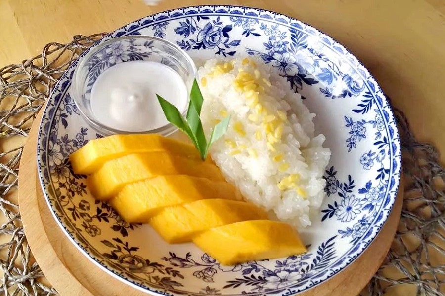 Mango Sticky Rice, a famous Thai sweet dessert