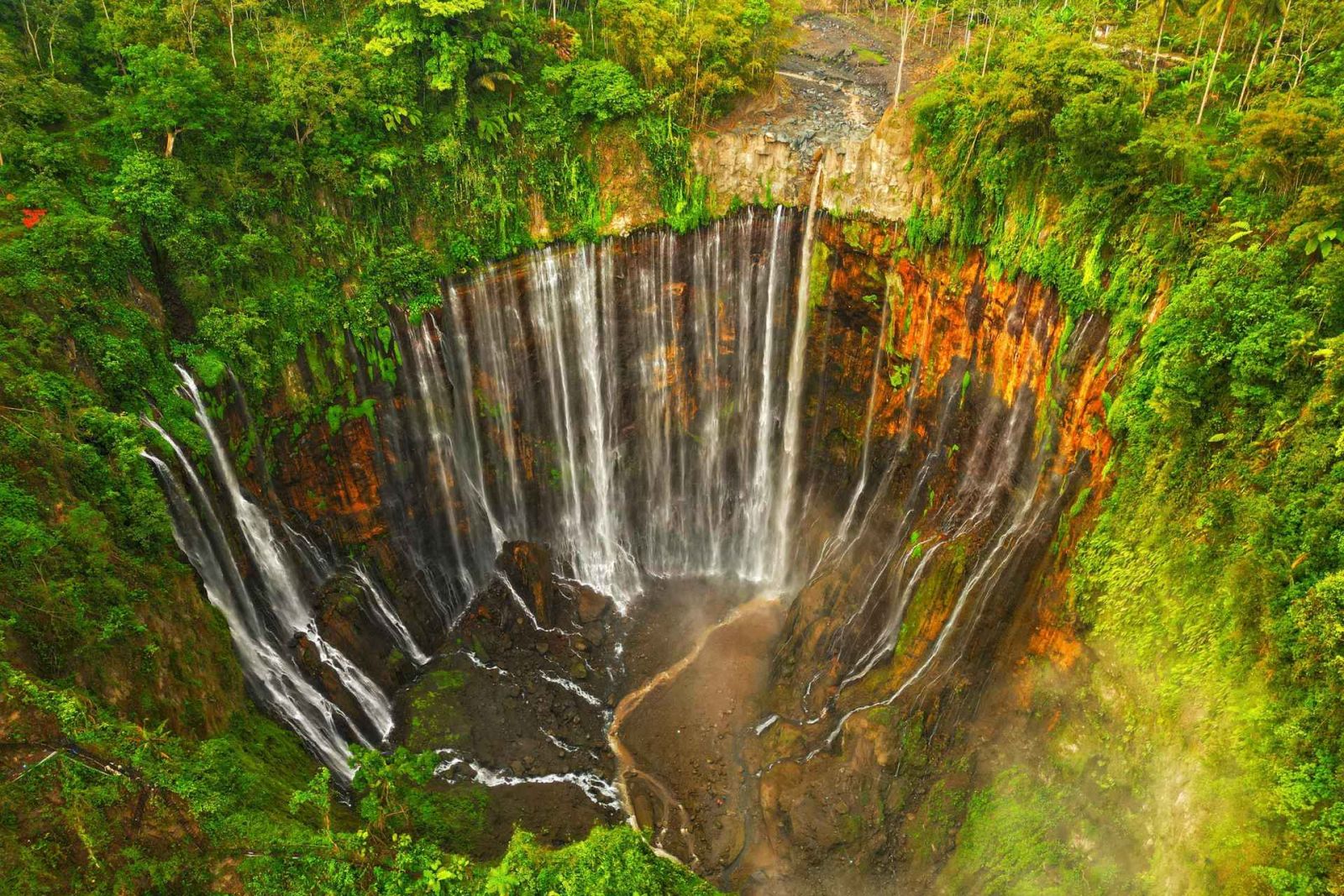 The waterfall scenery is so unrealistically beautiful.