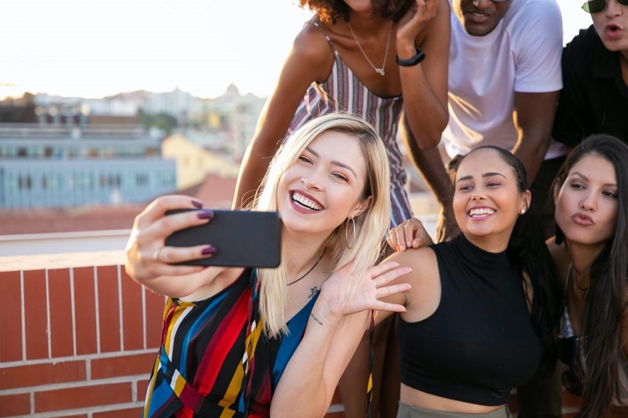 Don’t take a photo of 3 people