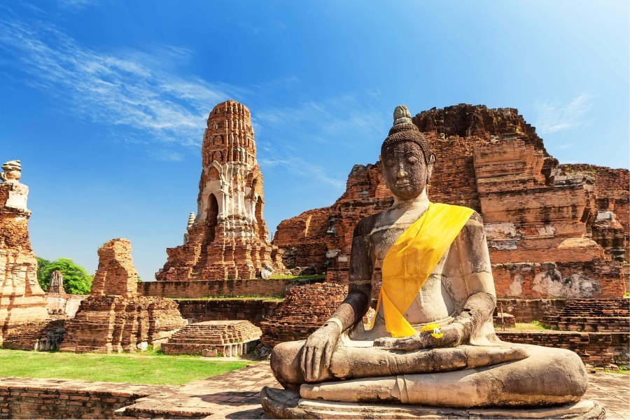 The Ayutthaya Historical Park consists of unique buildings and numerous Buddha statues