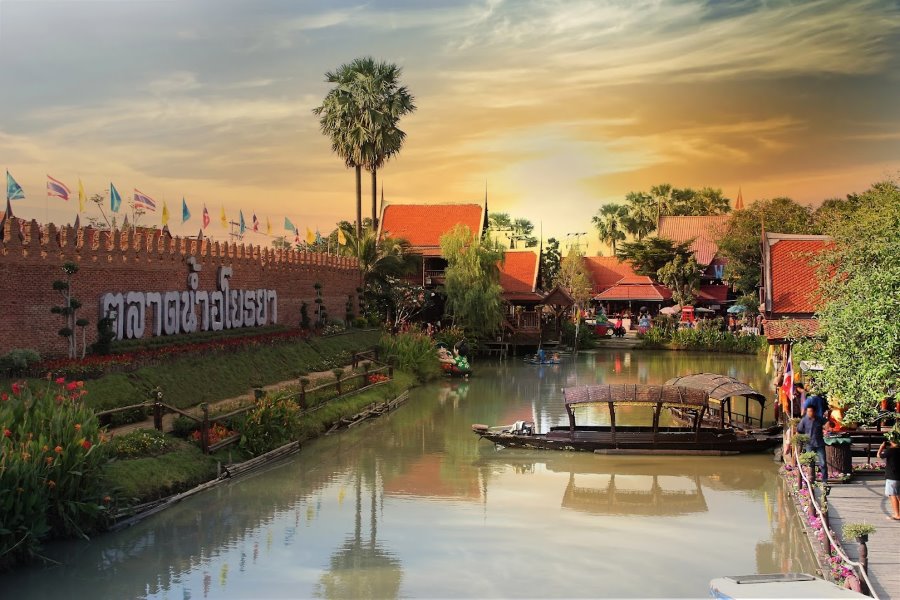 Experience the Ayutthaya Floating Markets