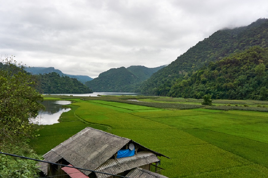 The most common route to Pac Ngoi Tourist Village begins in Hanoi