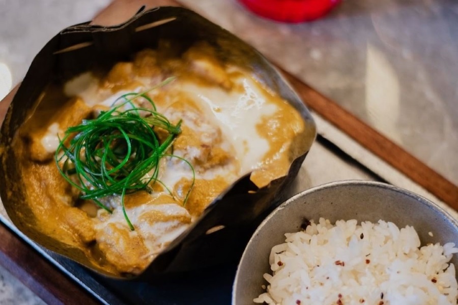 You can enjoy typical Cambodian dishes when visiting Banteay Chhmar 