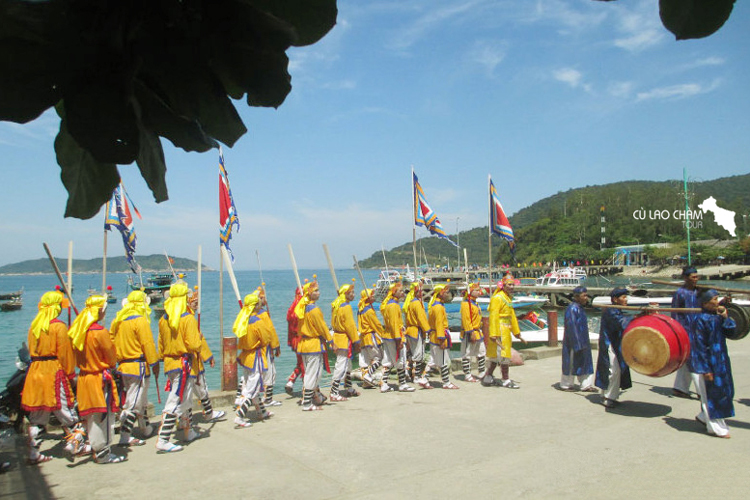 The festival is a lively recreation of traditional cultural practices, featuring a plethora of captivating activities such as boat racing, tug of war, and cross-country football