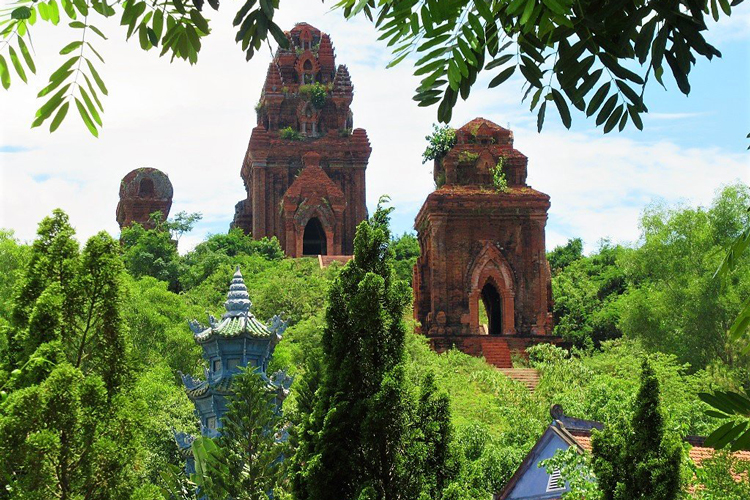 Cách trung tâm thành Đồ Bàn vài trăm mét, dấu tích còn nguyên vẹn của kinh đô vương quốc Champa là ngôi Tháp Cánh Tiên sừng sững đứng trơ trọi giữa núi rừng
