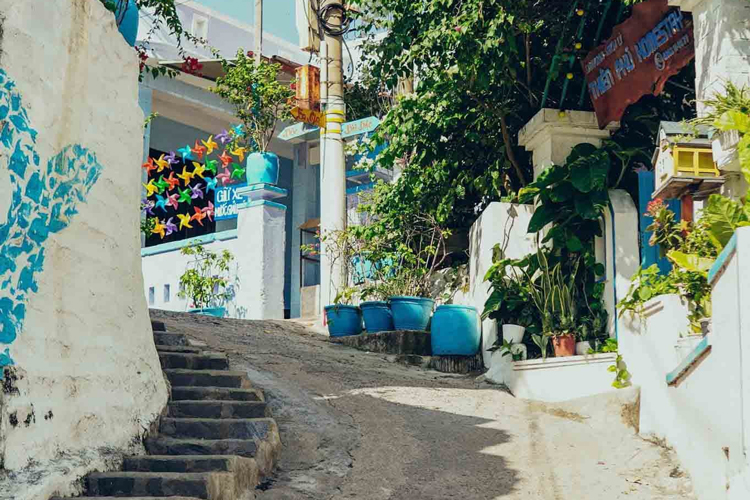 This place has a simple beauty with tiled roofs, colorful alleys and the lives of fishing villagers