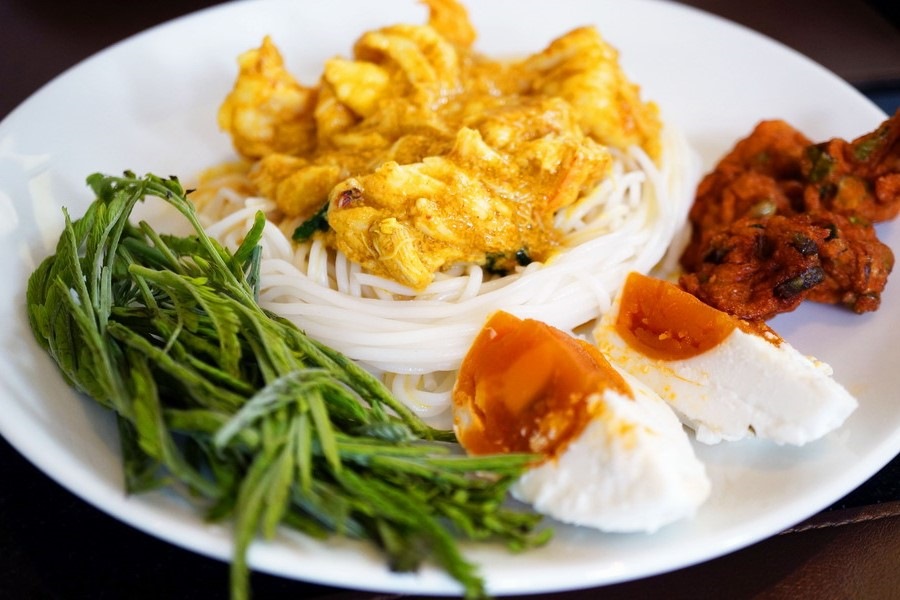 Experiencing the kanom jeen cuisine in Bokeo province