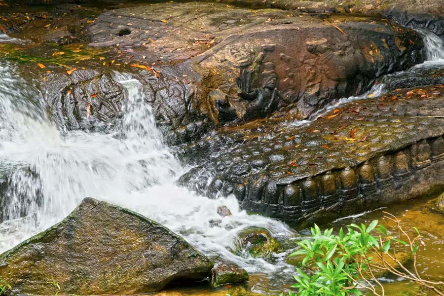 The River of a Thousand Lingas stands as a testament to the spiritual devotion and artistic brilliance of the Khmer civilization, providing a unique and immersive encounter with Cambodia's ancient past