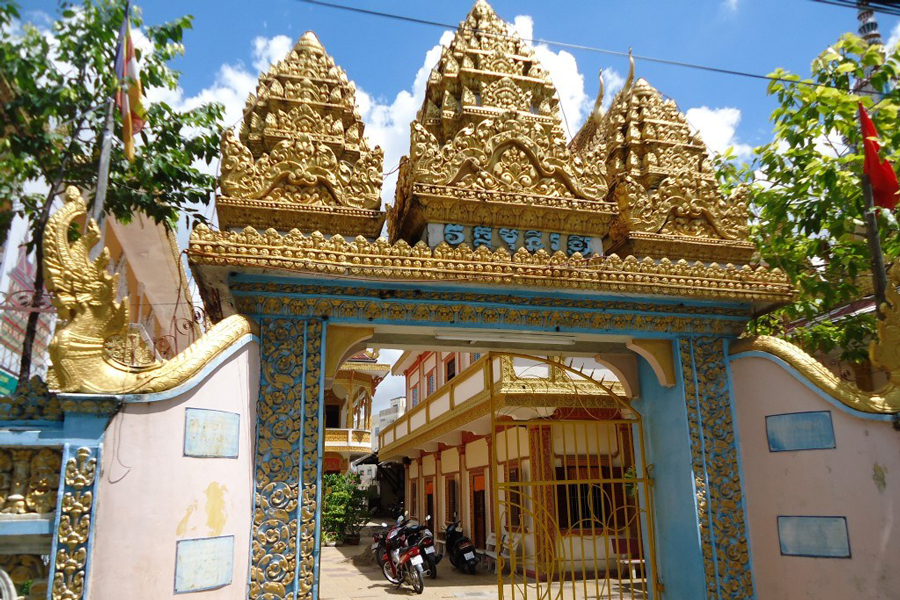 Munir Ansay Pagoda is decorated in a beautiful, bright yellow color, symbolizing luck and prosperity