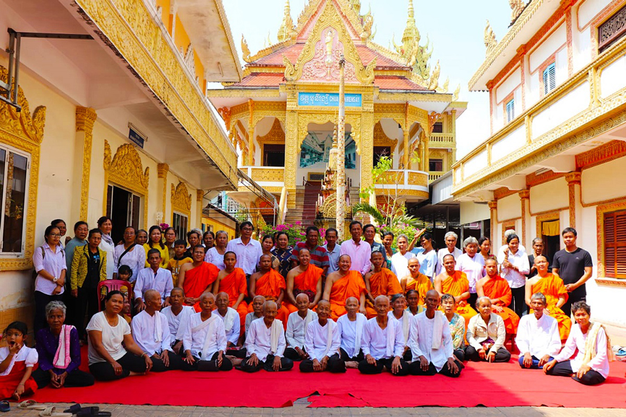 The festival at Munir Ansay Temple brings together many Buddhist monks and people to burn incense and worship
