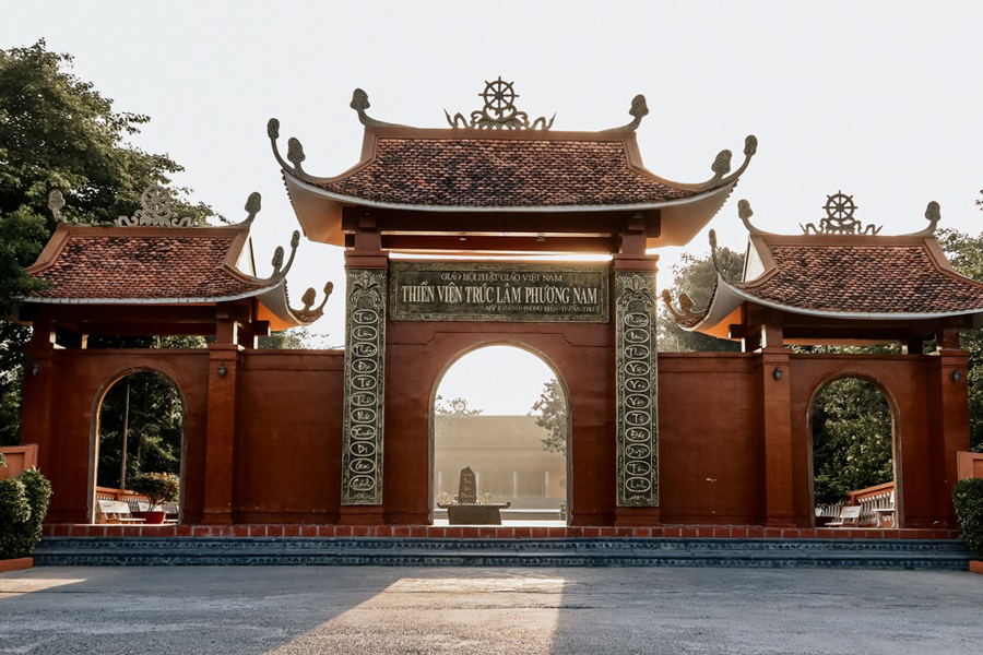 The pagoda's triple gate is built in the style of a curved attic and roofed with red tiles