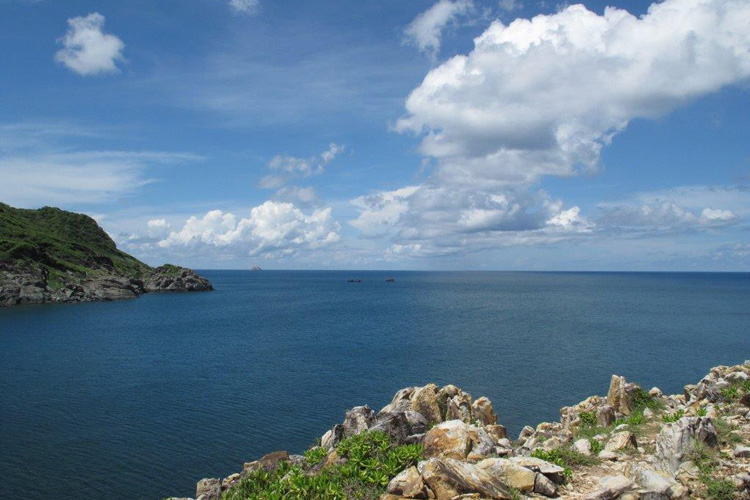 The pristine and majestic scenery of Dam Tre Bay