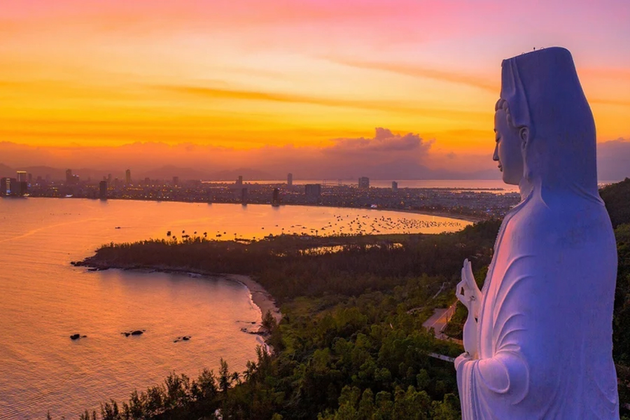 Ban Co Peak is considered the perfect location to fully admire the red sunset scene across the sky