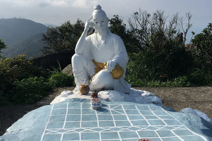 Besides the poetic natural scenery, the legends surrounding Ban Co peak also make many tourists curious and curious