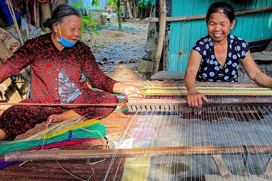 Explore the Mat-Making by the skillful artist (Source: Da Nang News) 