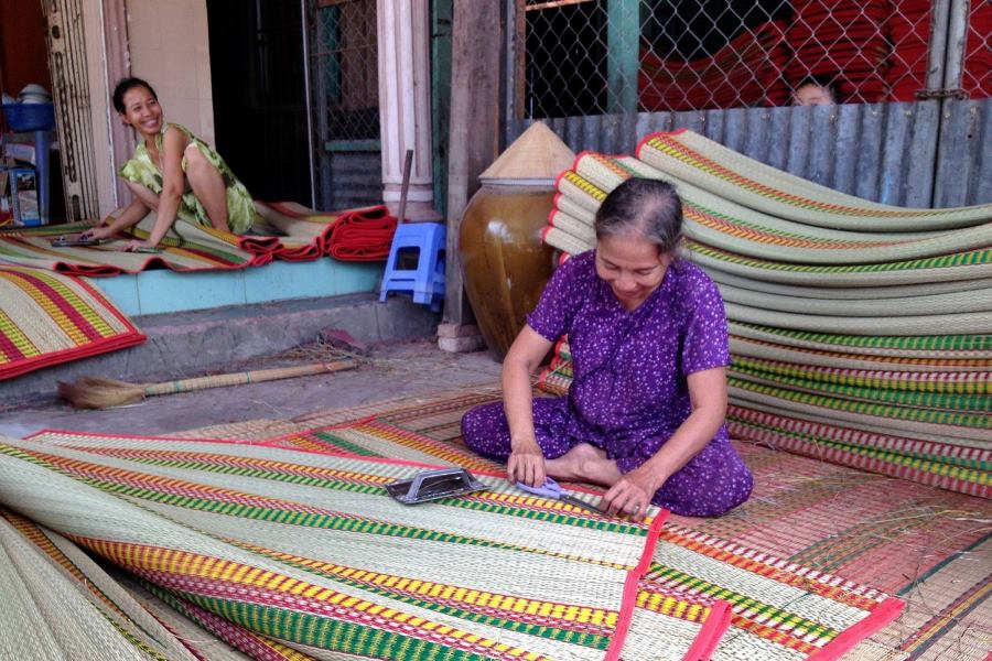 The technique of making mat has been passed down for many generations (Source: News)
