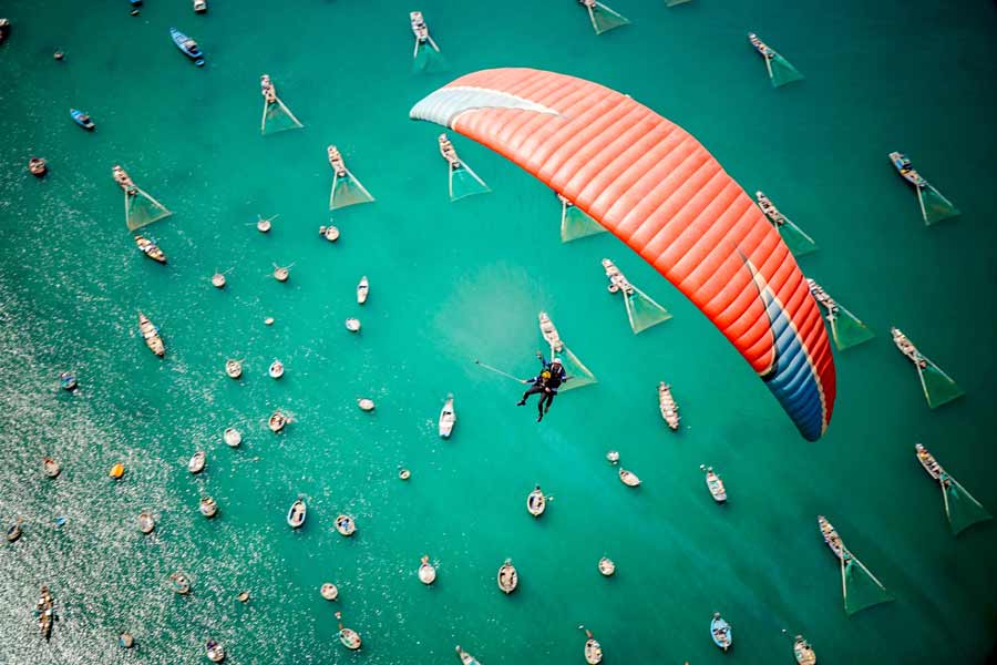 Paragliding in the Son Tra Peninsula is an exhilarating and unforgettable adventure, offering participants a unique perspective of the stunning landscapes that characterize this coastal region
