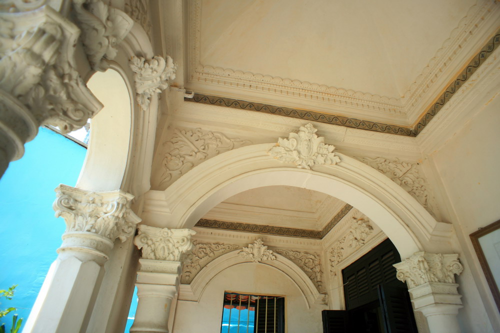  The entrance of the house features a curved arch, reminiscent of Roman architecture