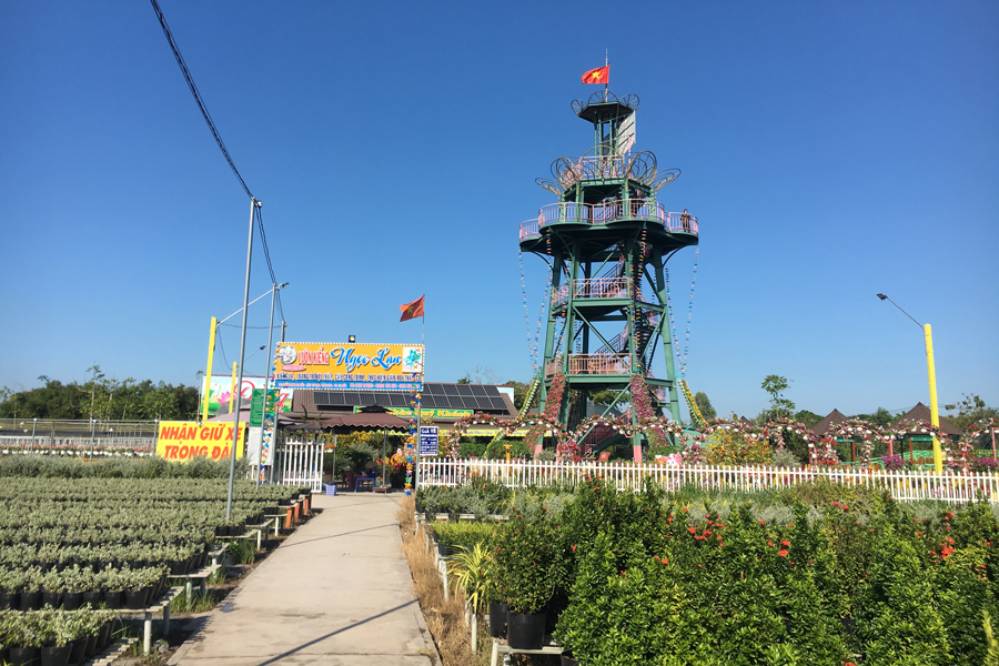 The most impressive point of Ngoc Lan landscape garden is the 18m high flower viewing platform