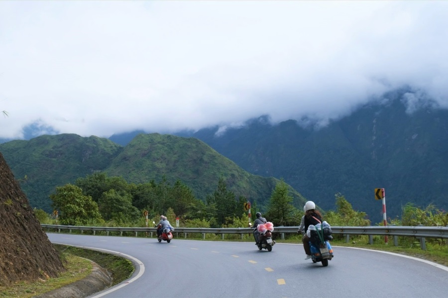 From the center of Ha Giang, it is around 100km to Dong Van Old Quarter (Source: Vha)