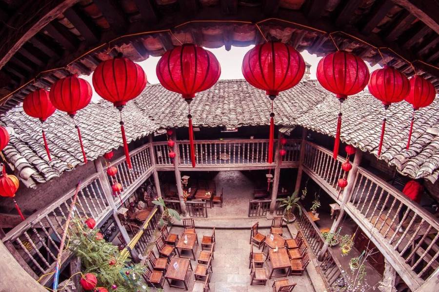 The red lanterns make this space stand out even more (Source: Zoomtravel) 