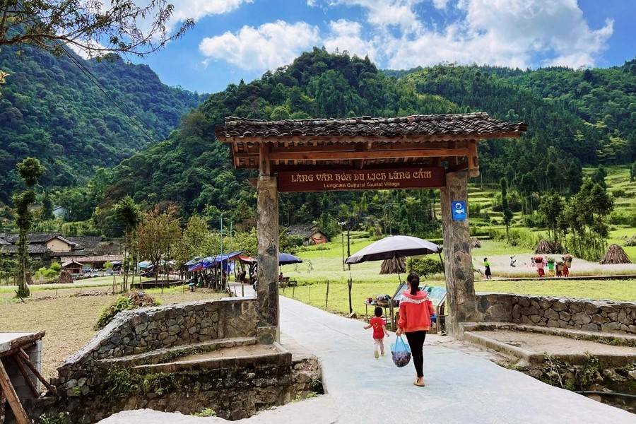 The entrance gate of Lung Cam Cultural Village (Source: Ethnic News)