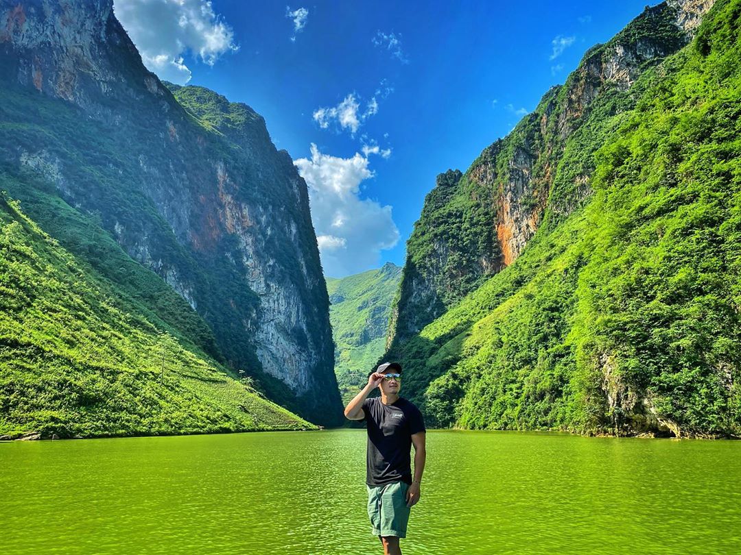 Tourist takes photos at Tu San canyon