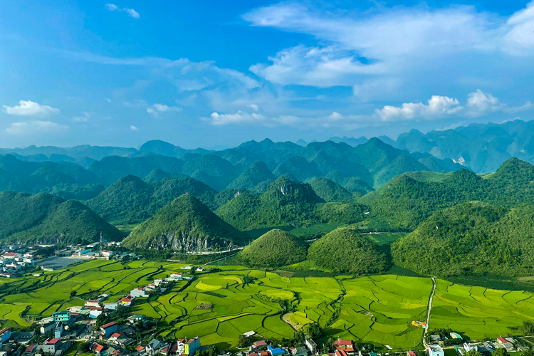 The breathtaking beauty of the nature of Quan Ba twin mountains