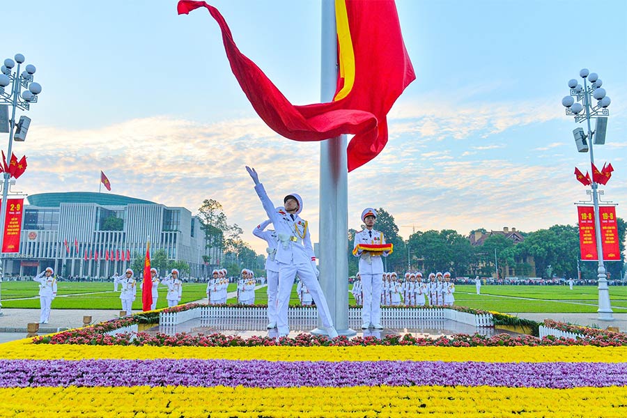 Ho Chi Minh Mausoleum: Flag rising and lowering ceremony