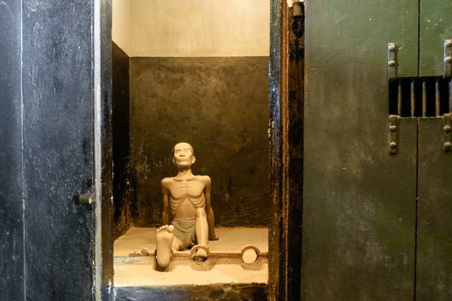 Hoa Lo Prison - cachot section