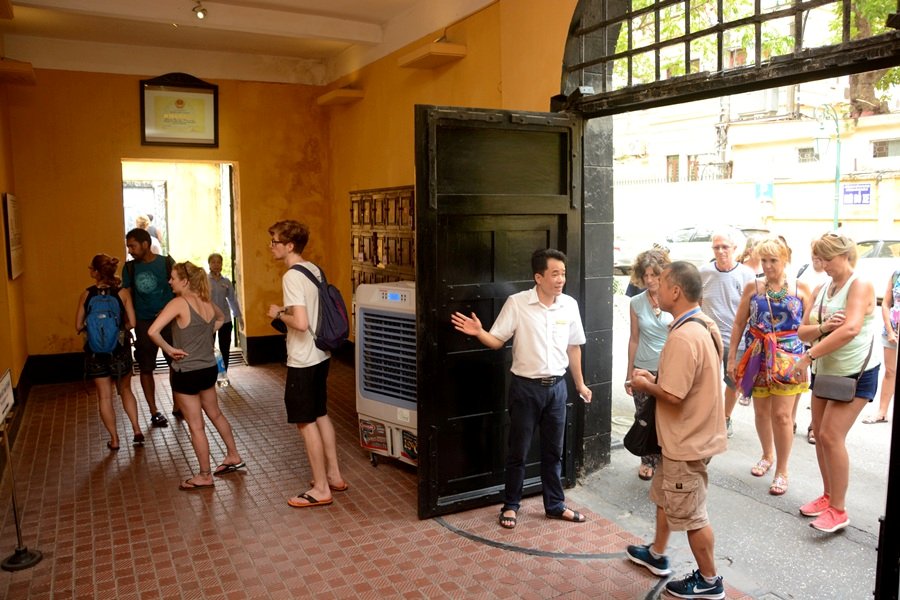 Hoa Lo Prison - guillotine