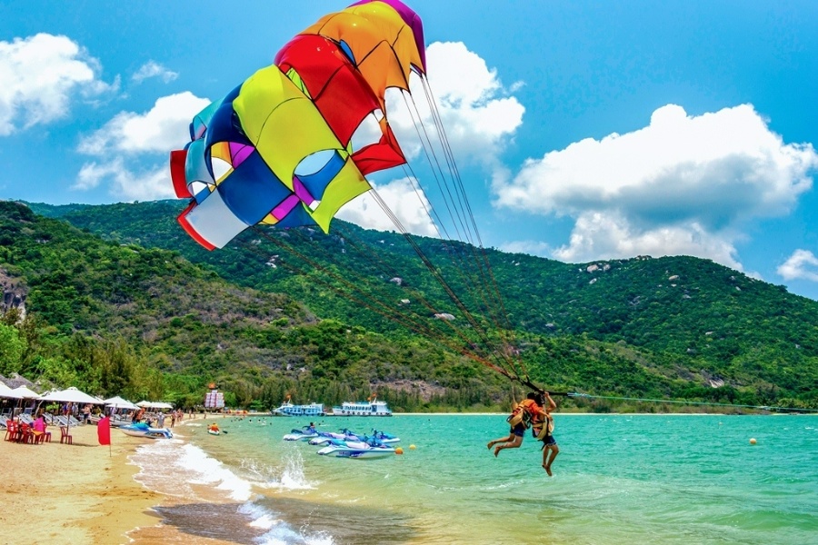 Parasailing at Hon Mun Island