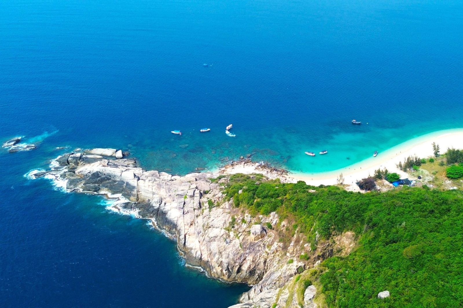 Hon Nua rock formation