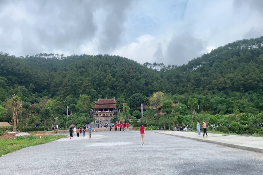 On the way to the temple. Source: Le Dac Hien