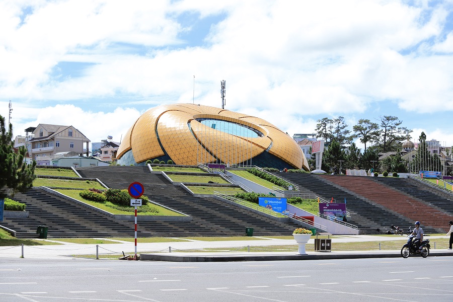 Lam Vien Square stands on Tran Quoc Toan Street, Lam Dong Province