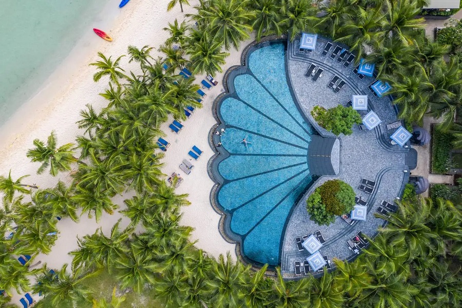 The Shell Pool at JW Marriott Phu Quoc captivates with its seashell design and beachfront tropical setting