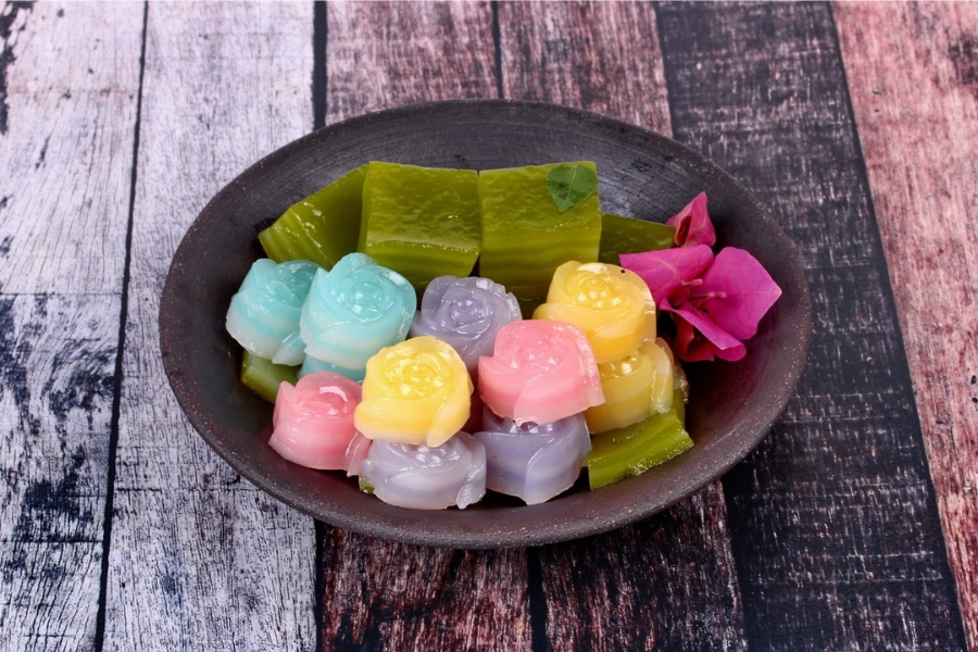 A plate with traditional and flower-moulded Khanom Chan